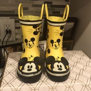 These are adorable Mickey Mouse rain shoes.